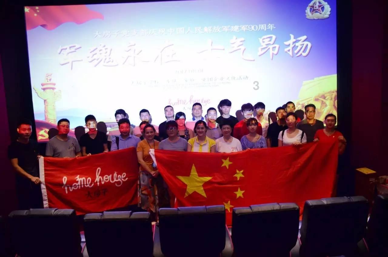 清炖鸡汤是一道传统的中式汤品,味道鲜美,营养丰富