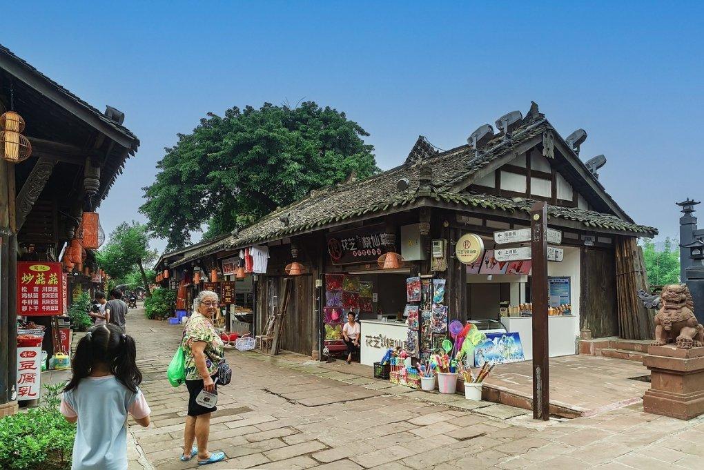 黑色修身短袖搭配黑色包，干练女超人，这样的搭配你觉得怎么样？游戏画面